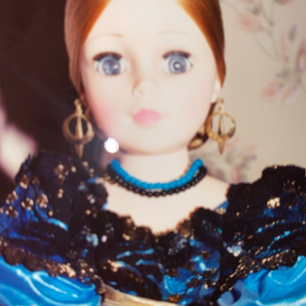 2 Madame Alexander dolls boxes included - Picture 2 of 5